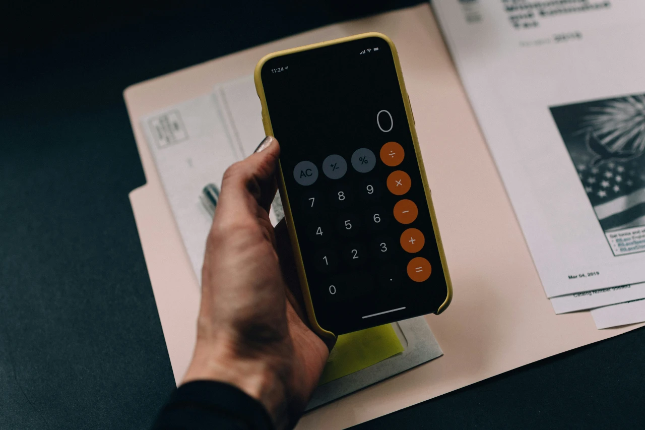 Image d'un téléphone et une personne faisant l'audit de son entreprise en digital - MD Consulting