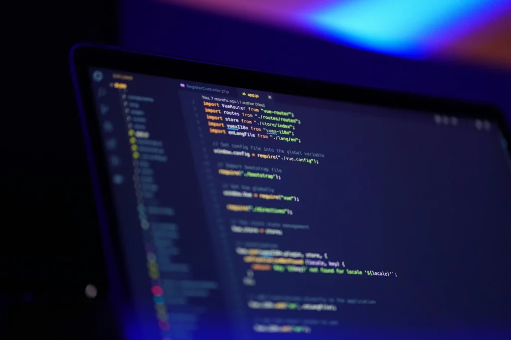 Image d'un ordinateur et de ligne de codes pour présenter les services de MD Consulting Services digital aux PME