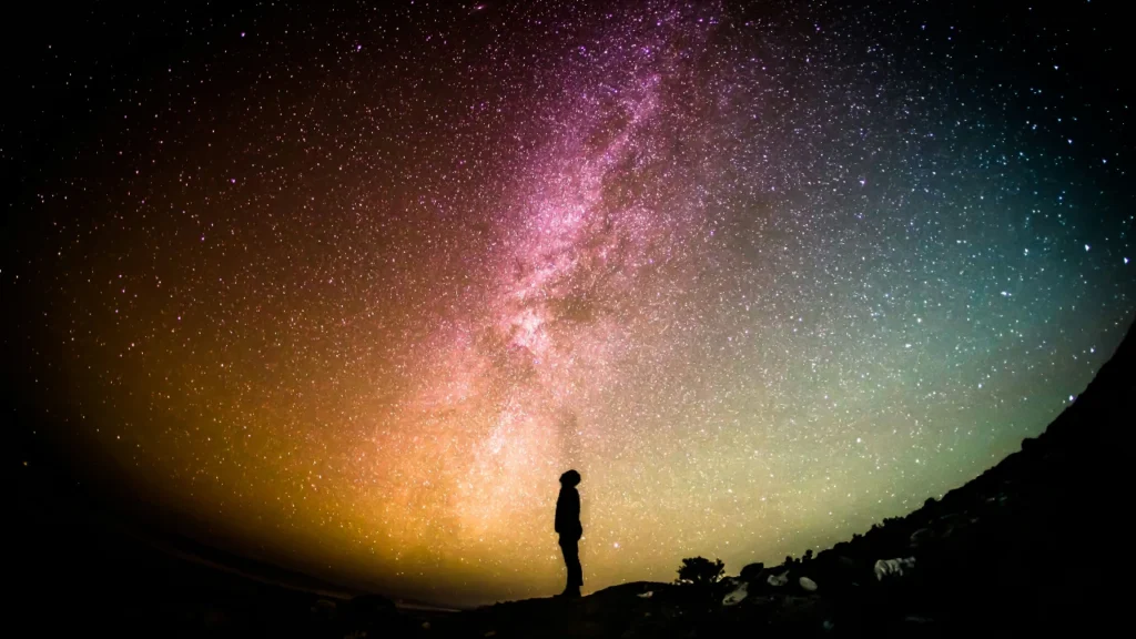 Une personne regardant le ciel et introduire le cours 101 d'optimsiation de site web MD Consulting