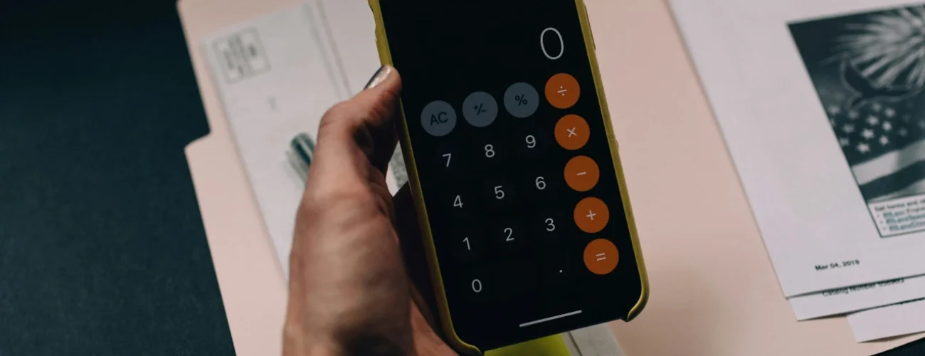 Image accueil Audit Image d'un téléphone et une personne faisant l'audit de son entreprise en digital - MD Consulting