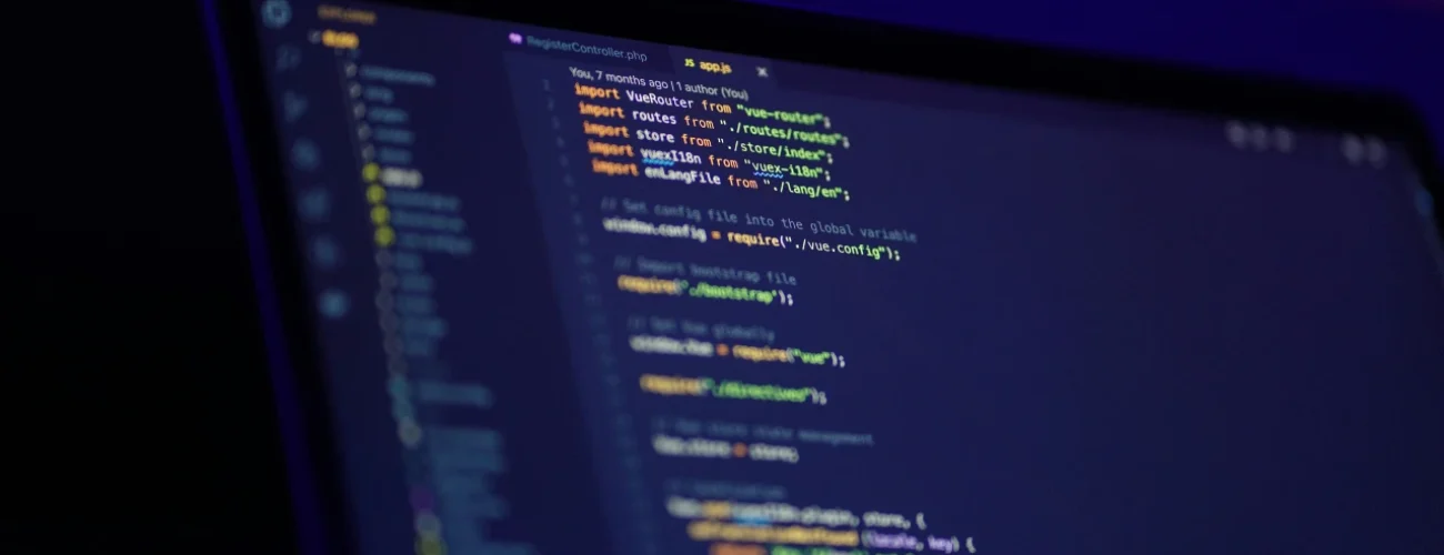 Image d'un ordinateur et de ligne de codes pour présenter les services de MD Consulting Services digital aux PME